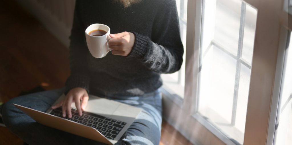 vrouw met laptop en koffie